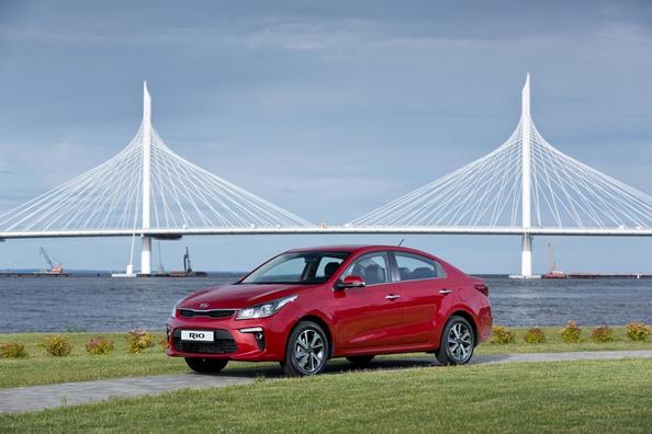 Sfoglia la quarta generazione della berlina KIA Rio