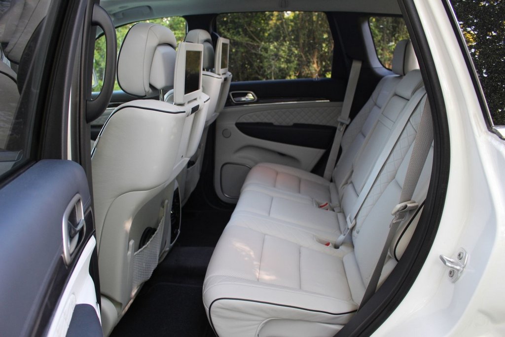 Panoramica di una nuova generazione di suv Jeep Grand Cherokee