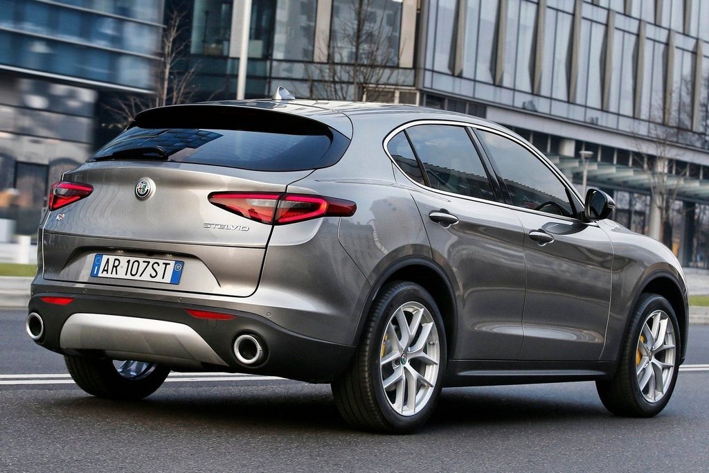Recensione di un crossover compatto Alfa Romeo Stelvio