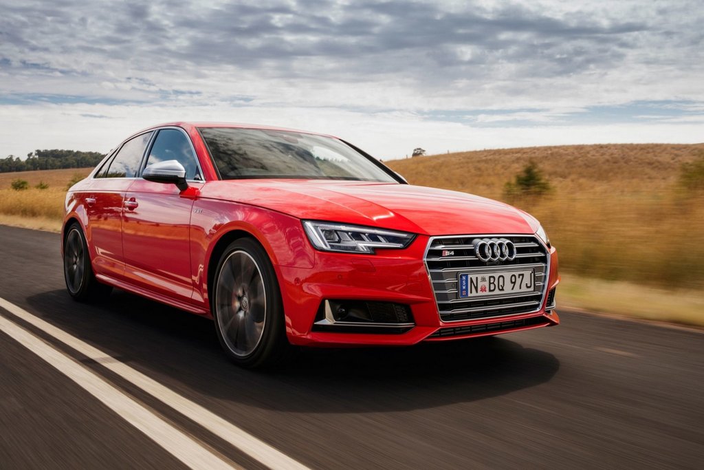 Panoramica della berlina sportiva di Audi S4