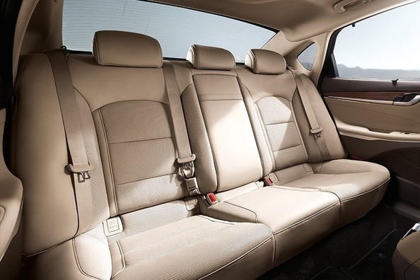 La sesta generazione della berlina Hyundai Grandeur Foto 8