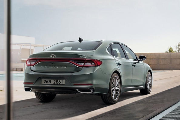 La sesta generazione della berlina Hyundai Grandeur Foto 10