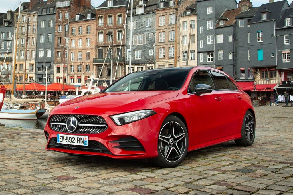 Cinque porte premium berlina Mercedes-Benz A-class di quarta generazione