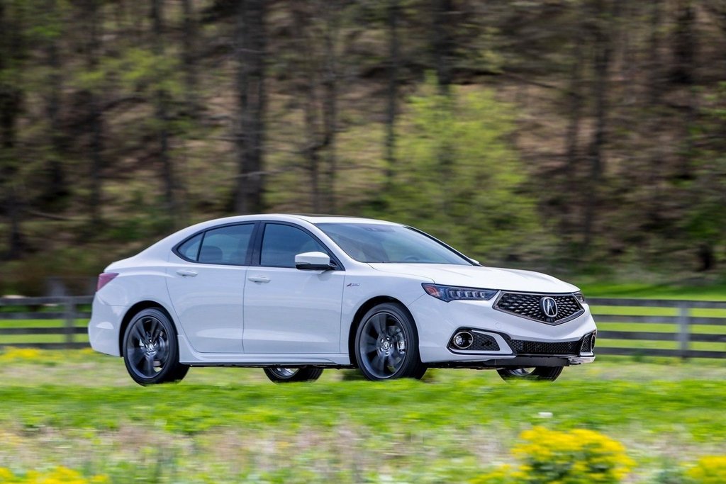 Versione restyling della berlina Acura TLX