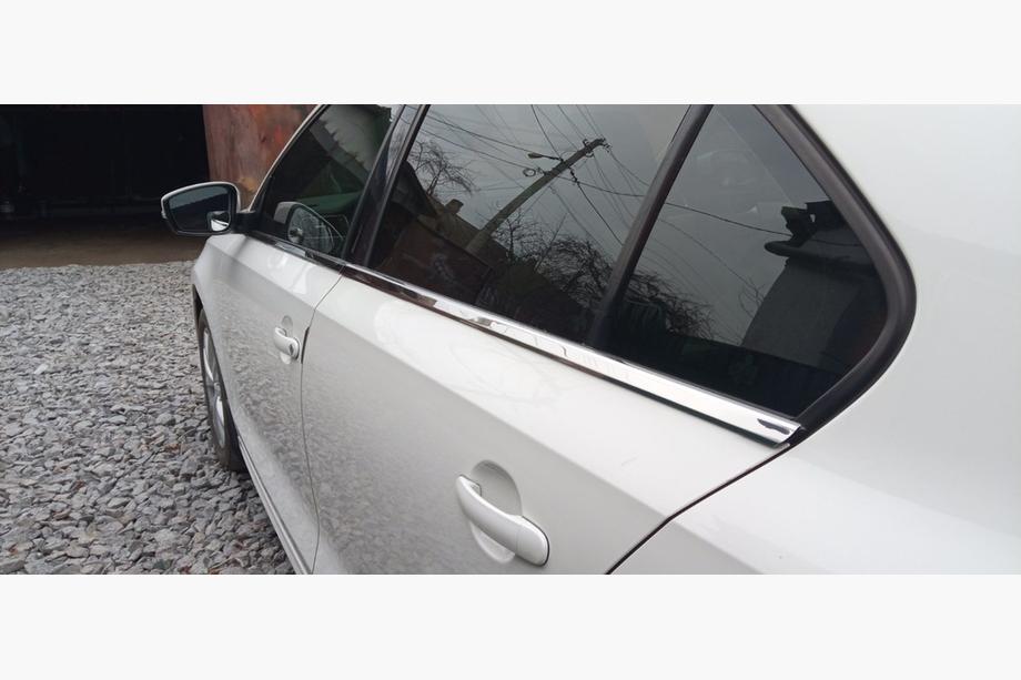 Volkswagen Jetta 2011-2018 Modanature inferiori finestrini acciaio inox (6 pz) OmsaLine - Cromo Nero Foto 5