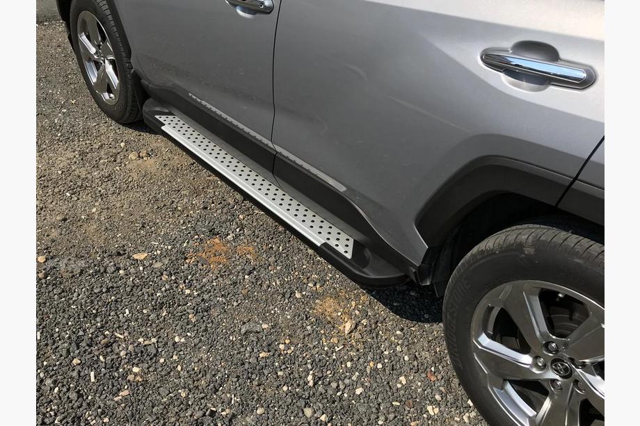 Toyota Rav 4 2019–2025 Pedane laterali Allmond Grey (2 pz, alluminio) Foto 2