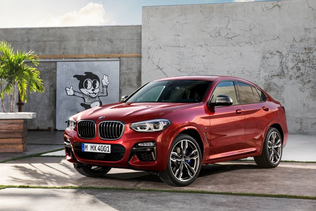 La seconda generazione di medie dimensioni di crossover BMW X4