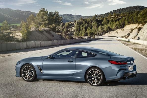 Sfoglia la seconda generazione della BMW 8 Coupé