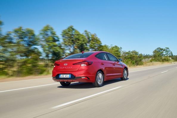 Berlina compatta Hyundai Elantra in una forma aggiornata Foto 9