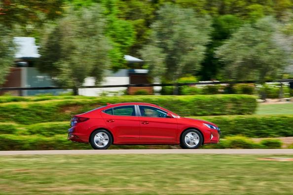 Berlina compatta Hyundai Elantra in una forma aggiornata Foto 8