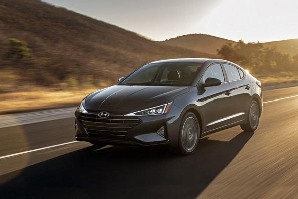 Berlina compatta Hyundai Elantra in una forma aggiornata Foto 1