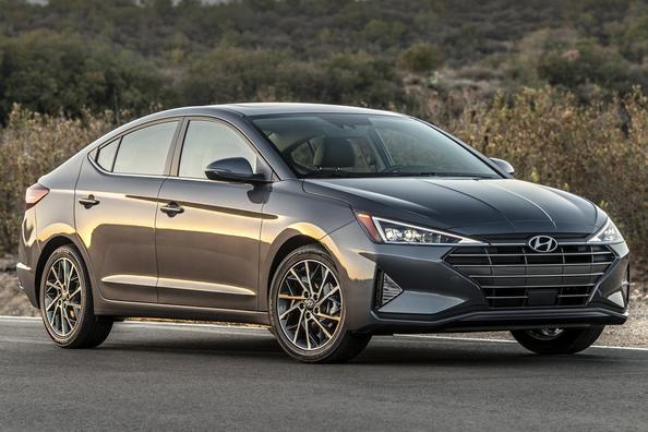 Berlina compatta Hyundai Elantra in una forma aggiornata Foto 2