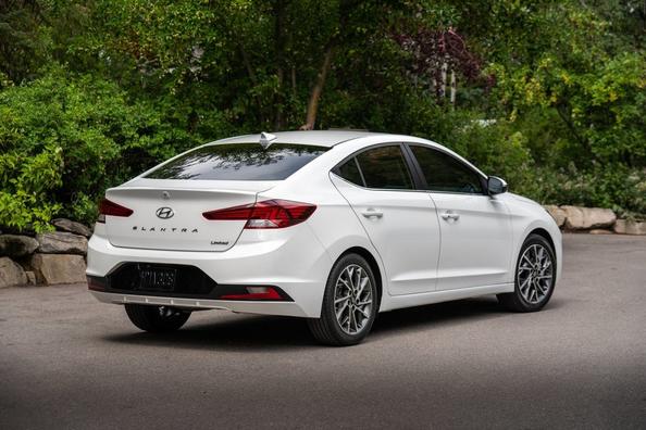 Berlina compatta Hyundai Elantra in una forma aggiornata Foto 5