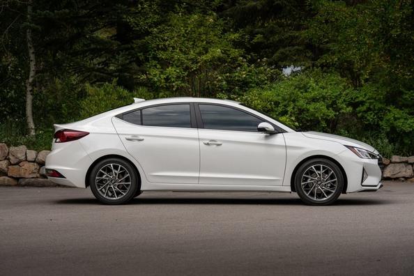 Berlina compatta Hyundai Elantra in una forma aggiornata Foto 4