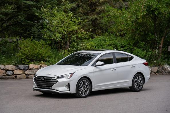 Berlina compatta Hyundai Elantra in una forma aggiornata Foto 3