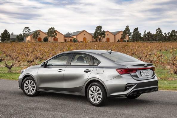 Berlina compatta Kia Cerato di quarta generazione Foto 12
