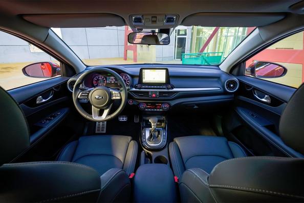 Berlina compatta Kia Cerato di quarta generazione Foto 7