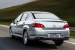 Panoramica di una berlina compatta Peugeot 408 foto 4