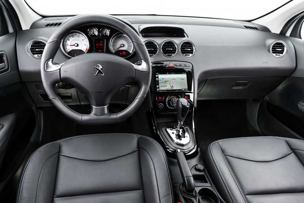 Panoramica di una berlina compatta Peugeot 408