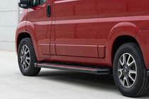 Fiat Ducato 2006-2025 Pedane Laterali Maya Red (2 pz, Alluminio) Passo Medio foto 1