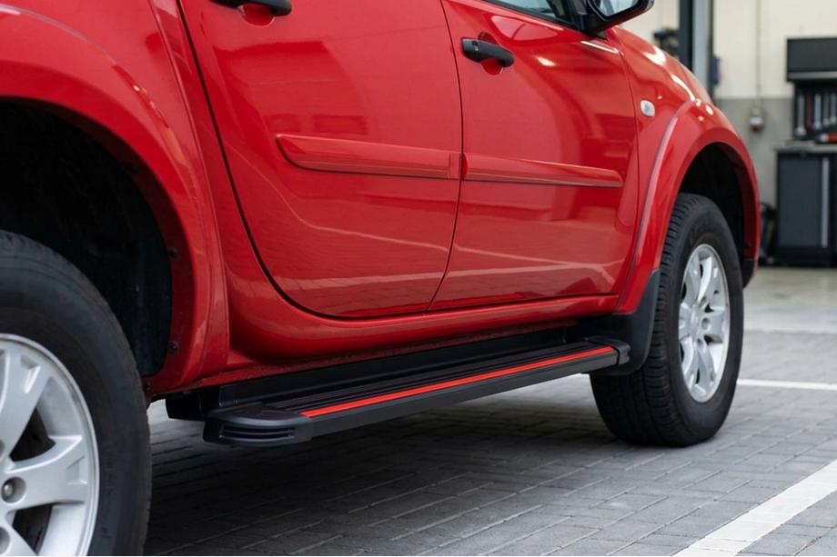 Mitsubishi L200 2006-2015 Pedane Laterali Maya Red (2 pz, Alluminio) Foto 1