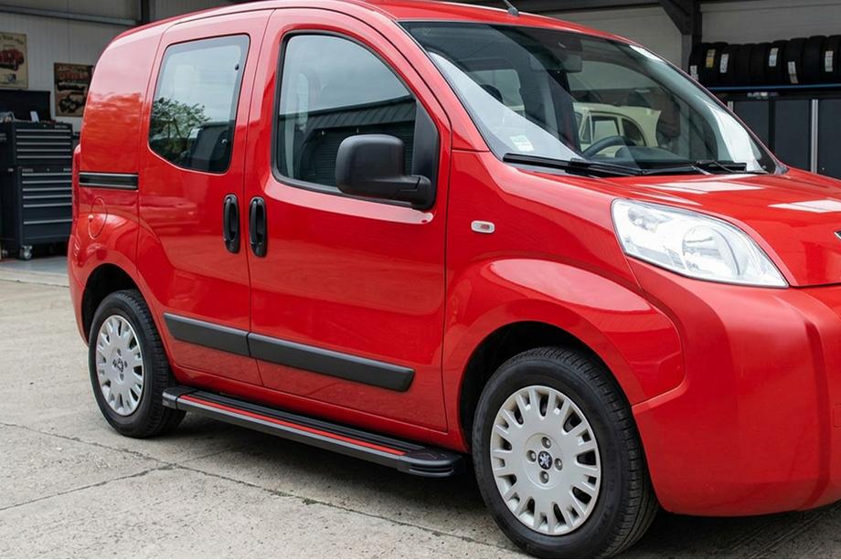 Peugeot Bipper 2008-2017 Pedane Laterali Maya Red (2 pz, Alluminio) Image