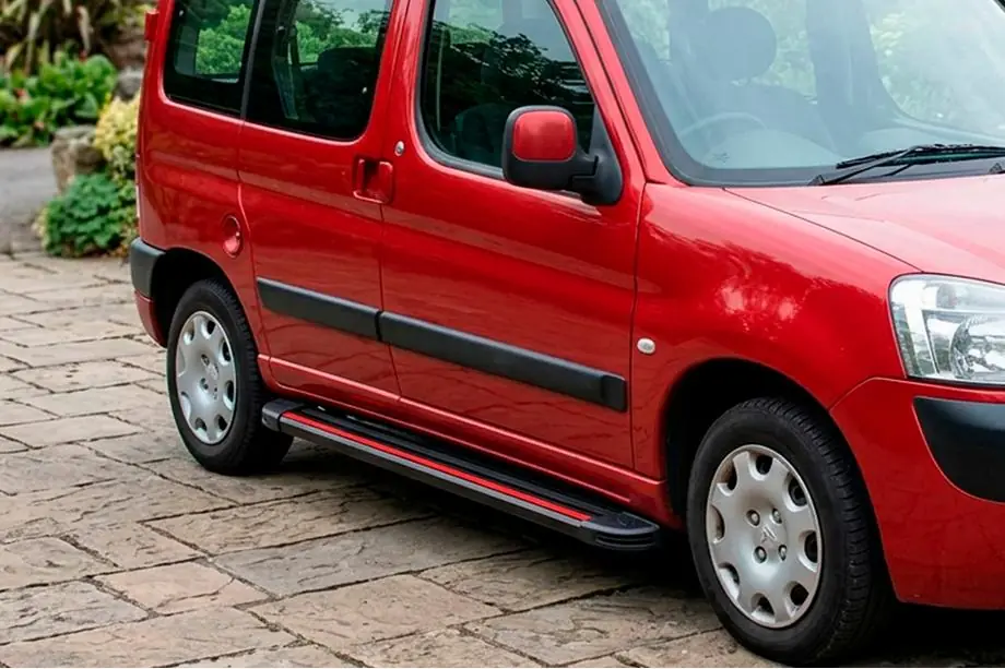 Peugeot Partner 1996-2008 Pedane Laterali Maya Red (2 pz, Alluminio) Foto 1