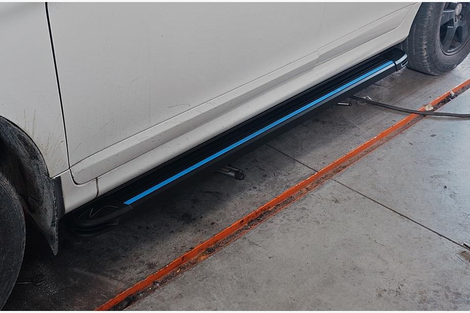 Volvo XC60 2009-2017 Pedane Laterali Maya Blue (2 pz, Alluminio) Image