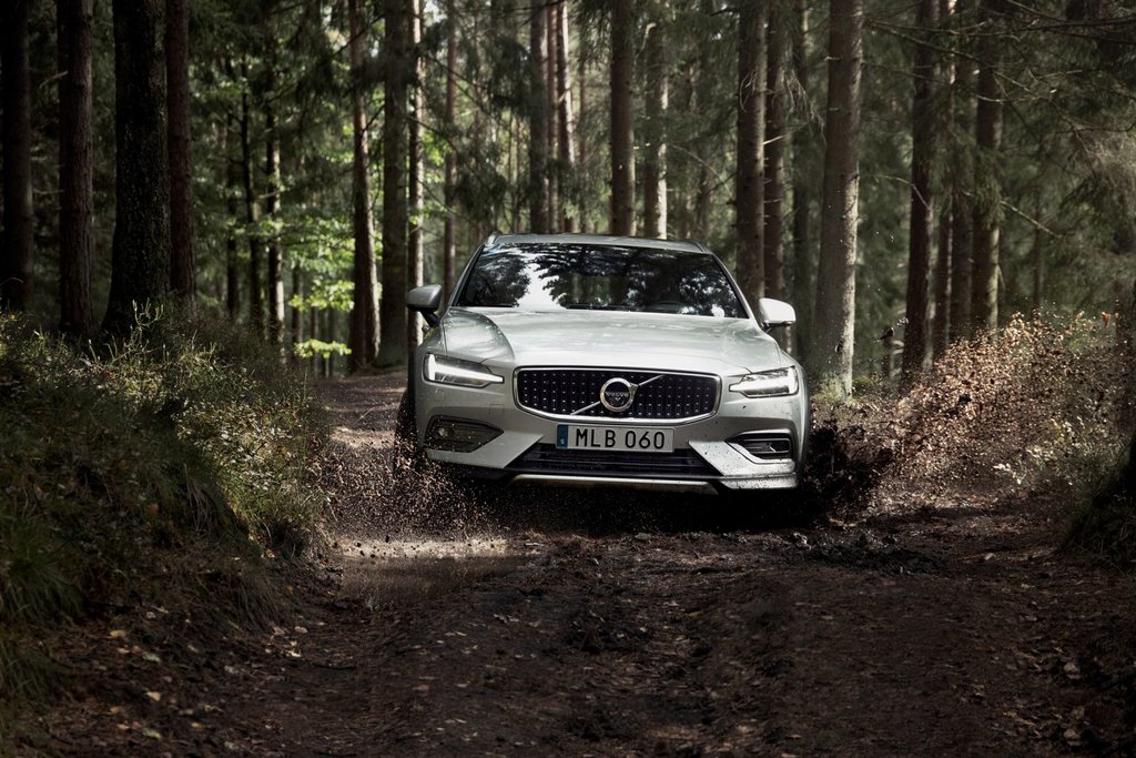 Revisione della station wagon all-road Volvo V60 Cross Country
