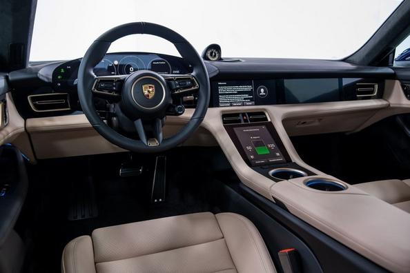 Elettrico, trazione integrale sport berlina Porsche Taycan Foto 8