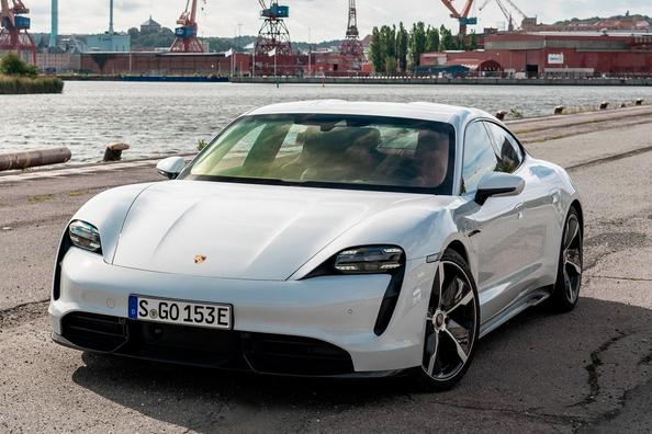 Elettrico, trazione integrale sport berlina Porsche Taycan Foto 4