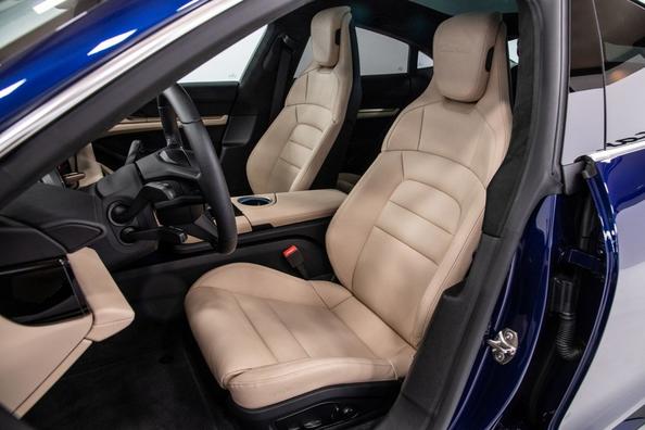 Elettrico, trazione integrale sport berlina Porsche Taycan Foto 9