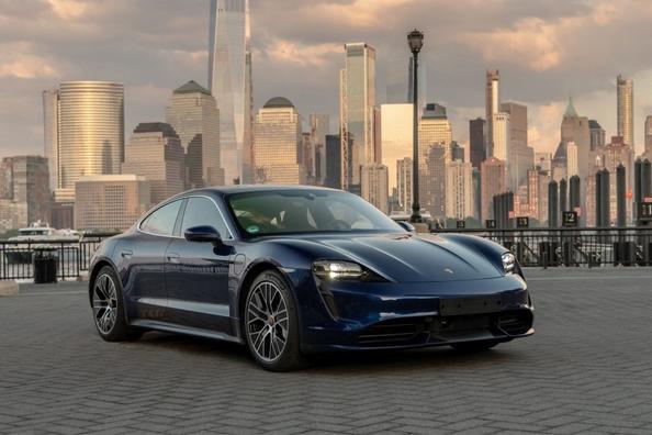 Elettrico, trazione integrale sport berlina Porsche Taycan Foto 13