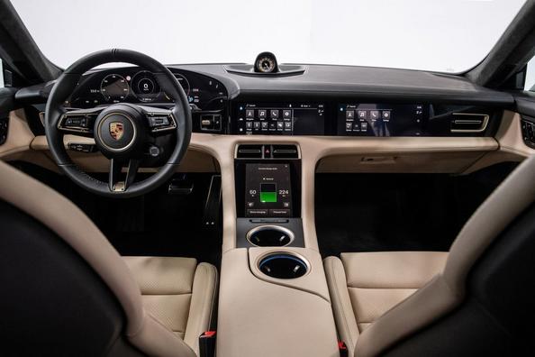 Elettrico, trazione integrale sport berlina Porsche Taycan Foto 7