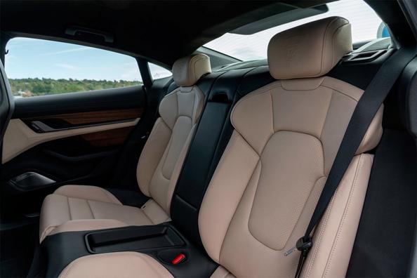 Elettrico, trazione integrale sport berlina Porsche Taycan Foto 11