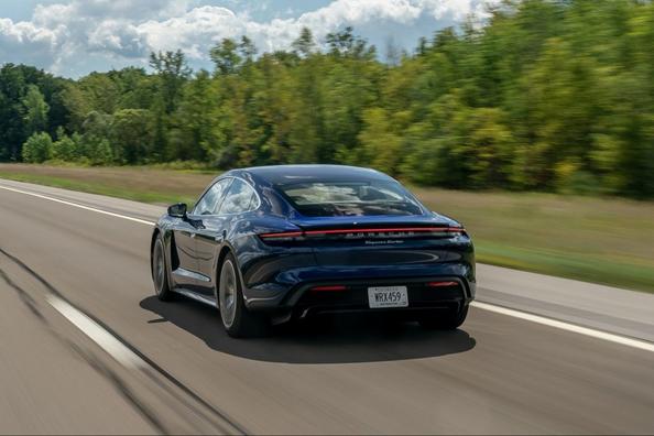 Elettrico, trazione integrale sport berlina Porsche Taycan Foto 3