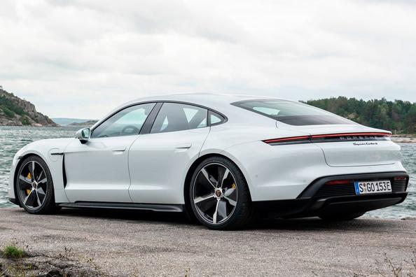 Elettrico, trazione integrale sport berlina Porsche Taycan Foto 6