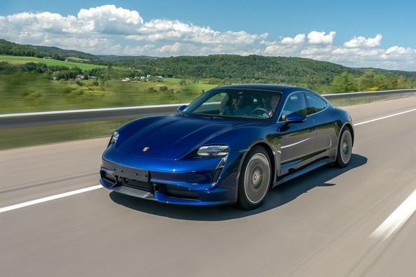 Elettrico, trazione integrale sport berlina Porsche Taycan Foto 2