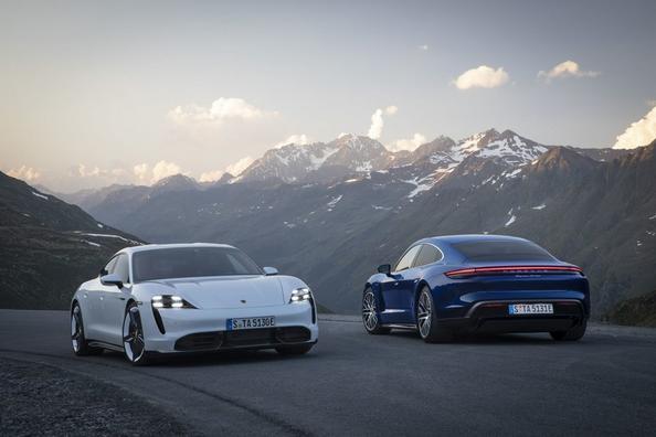 Elettrico, trazione integrale sport berlina Porsche Taycan Foto 5