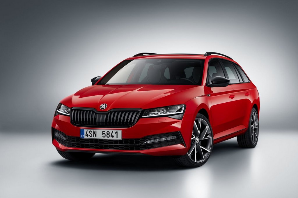 Versione restyling della station wagon Skoda Superb Combi