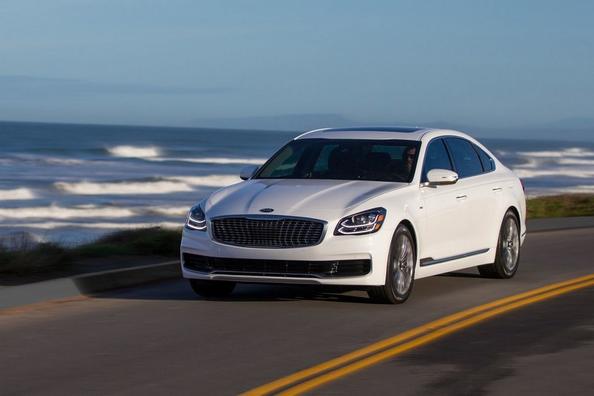 La seconda generazione della berlina executive KIA K900 Foto 1
