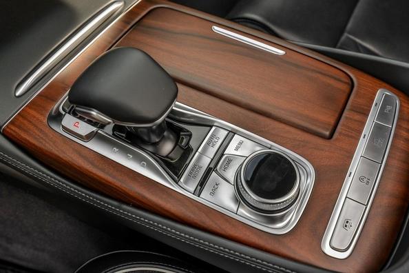 La seconda generazione della berlina executive KIA K900 Foto 9