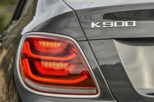 La seconda generazione della berlina executive KIA K900 Foto 13
