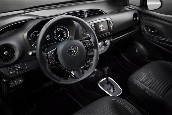 Recensione aggiornato costruisce berlina Toyota Yaris Foto 9