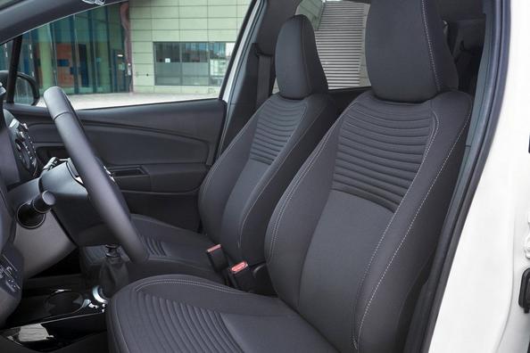 Recensione aggiornato costruisce berlina Toyota Yaris Foto 8