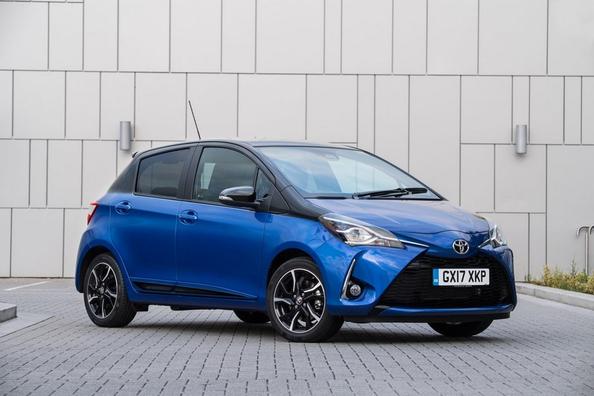 Recensione aggiornato costruisce berlina Toyota Yaris Foto 13