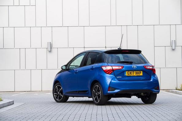 Recensione aggiornato costruisce berlina Toyota Yaris Foto 12