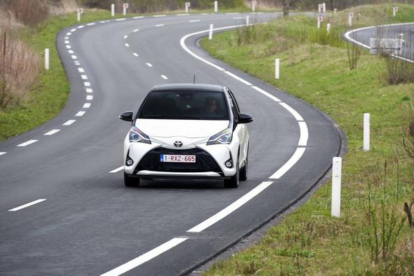 Recensione aggiornato costruisce berlina Toyota Yaris Foto 4