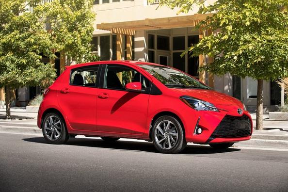Recensione aggiornato costruisce berlina Toyota Yaris Foto 2