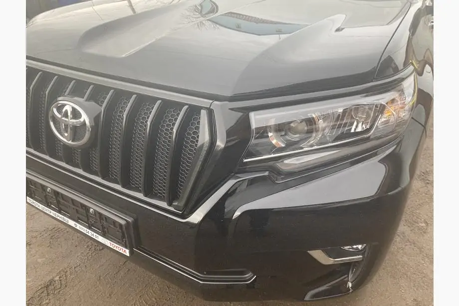 Toyota Land Cruiser Prado 150 2009-2023 Griglia 2017↗ LED (Zeus Black, con palpebre Black) Foto 9
